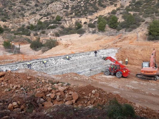  La CHS ejecuta un dique de    retención de sólidos Callosa de Segura para evitar arrastres en las fuertes lluvias