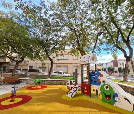 Elda finaliza las obras de remodelación de la plaza y los juegos infantiles situados en la avenida de las Acacias