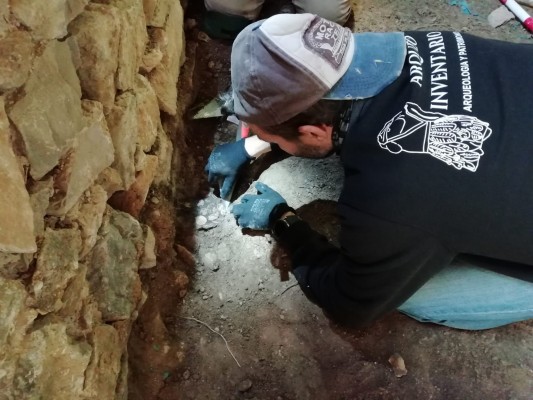 Benitatxell halla un tesoro de monedas del XIX en la Cova de les Morretes

