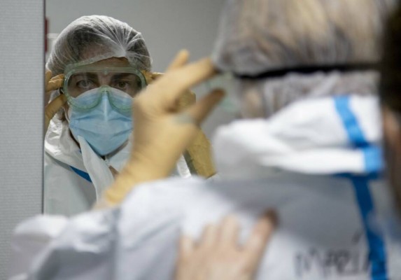 Cómo la vacuna cambió la pandemia: las UCI tratan la mitad de pacientes con el doble de casos