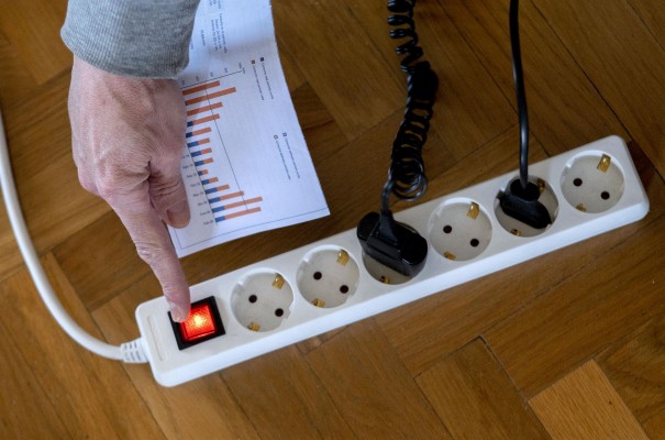 El precio de la luz cae este martes un 1,2%, pero se mantiene por encima de los 220 euros/MWh
