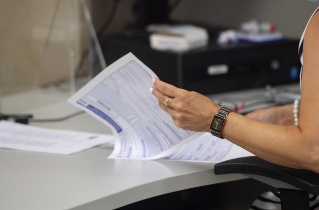 La OCU dice que un valenciano con dos hijos paga 631 euros más de IRPF que si viviera en CyL