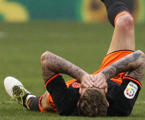 Santi Mina, un mes de baja por un esguince de rodilla
