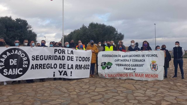 Trabajadores de Sabic y vecinos de La Aljorra se concentran para exigir la adecuación de la RM-602 