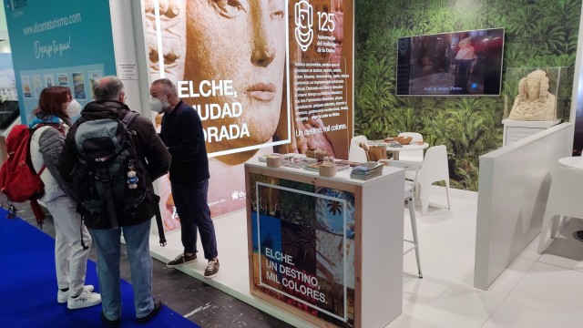 Los visitantes de Fitur se interesan por conocer más sobre la Dama y la ciudad de Elche