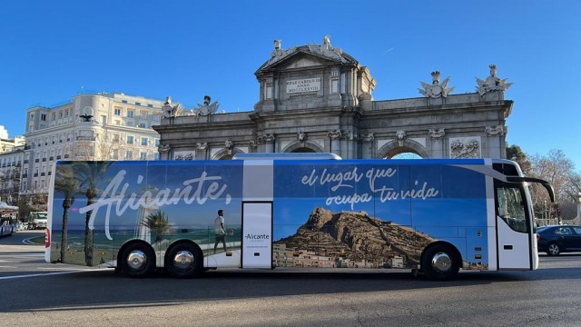 Alicante exhibe su oferta turística en la Plaza de Callao con una gran pantalla