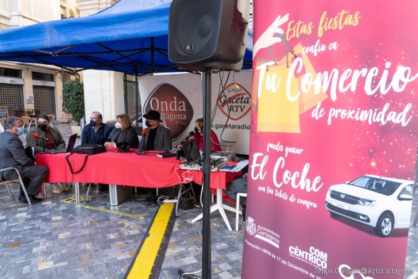 La tienda Tamara le trae suerte a María Amparo García, que gana el coche de la campaña 'Estas fiestas confía en tu comercio de proximidad'  