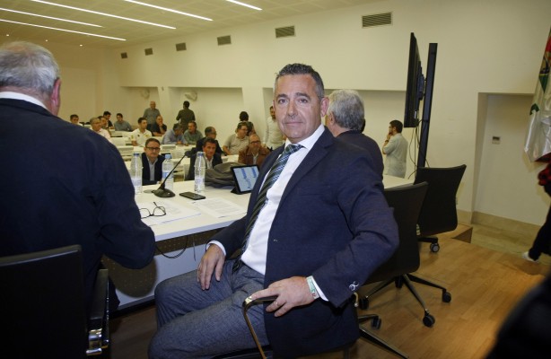 El expresidente del Elche Diego García intermedia en el cambio de propiedad del Badajoz