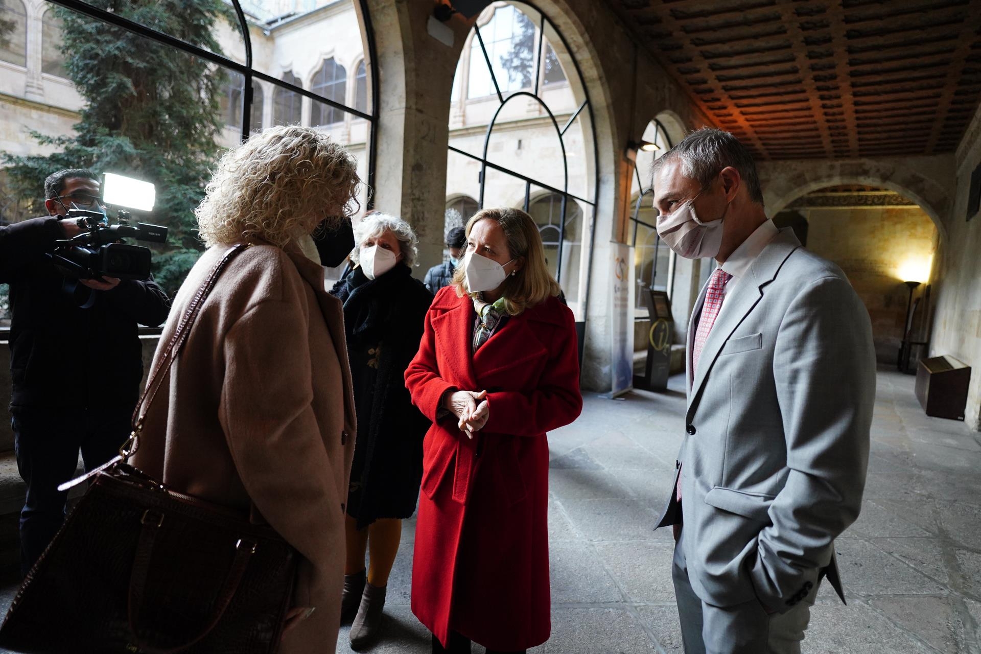 Calviño anuncia nuevas propuestas para facilitar a los mayores el acceso a los servicios bancarios