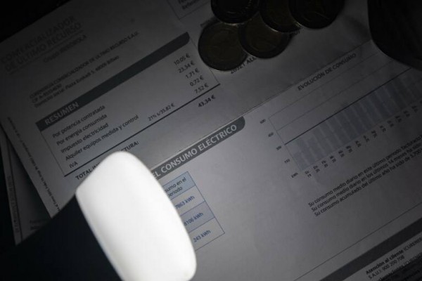El precio de la luz corta este sábado su descenso y repunta un 6,3%, hasta los 190,41 euros/MWh