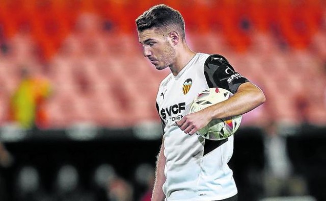 El Valencia quiere vender a Vallejo al Wuhan pero el jugador tiene dudas