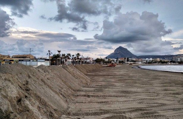 Xàbia dejará el dique de arena en las playas ante la previsión de más temporales 
