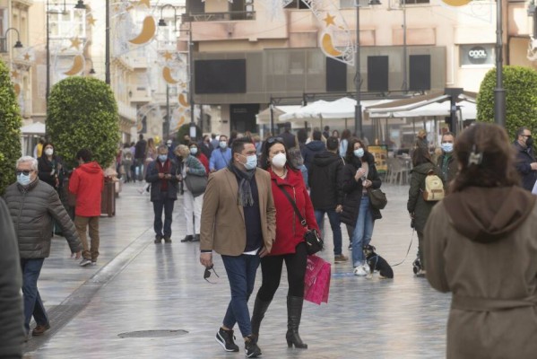 Cara y cruz de la sexta ola en los barrios de Cartagena: se desboca en San Antón pero cae en La Manga
