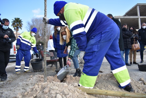 El primer compost aportado por los vecinos de Petrer fertilizará una nueva zona de arbolado y jardines 