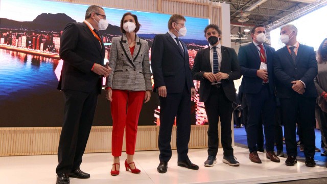 El Benidorm Fest, protagonista en la visita oficial de la ministra de Turismo y Puig al stand de la ciudad
