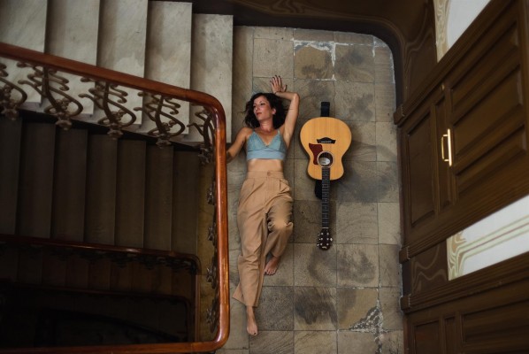 La cantant Neus Ferri torna als orígens amb el seu nou disc 'Llar'