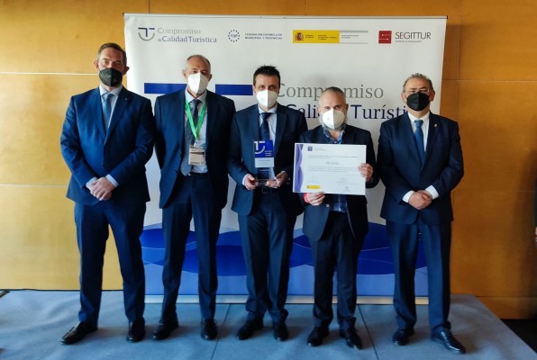 Elche recibe en Fitur el premio Sicted y presenta su etapa de salida en la Vuelta Ciclista a España