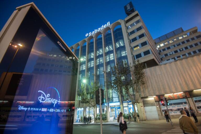 Sede de Banco Sabadell en Alicante. Foto: RAFA MOLINA - 