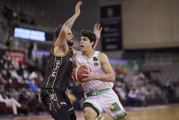 El TAU Castelló cae ante un gran Covirán Granada y sufre su tercera derrota consecutiva (86-66)