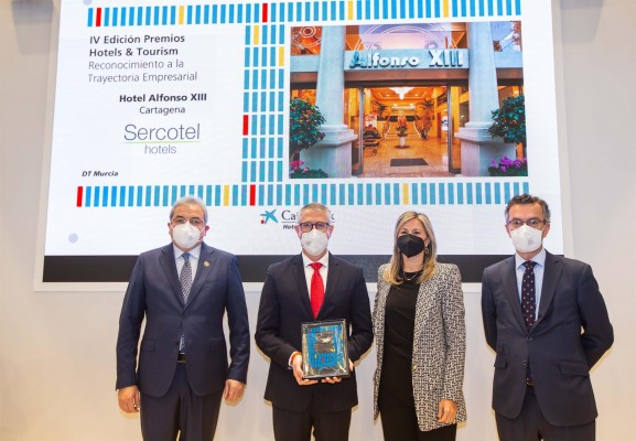 CaixaBank entrega al Hotel Alfonso XIII el 'Premio Hotels & Tourism a la trayectoria empresarial' en Fitur