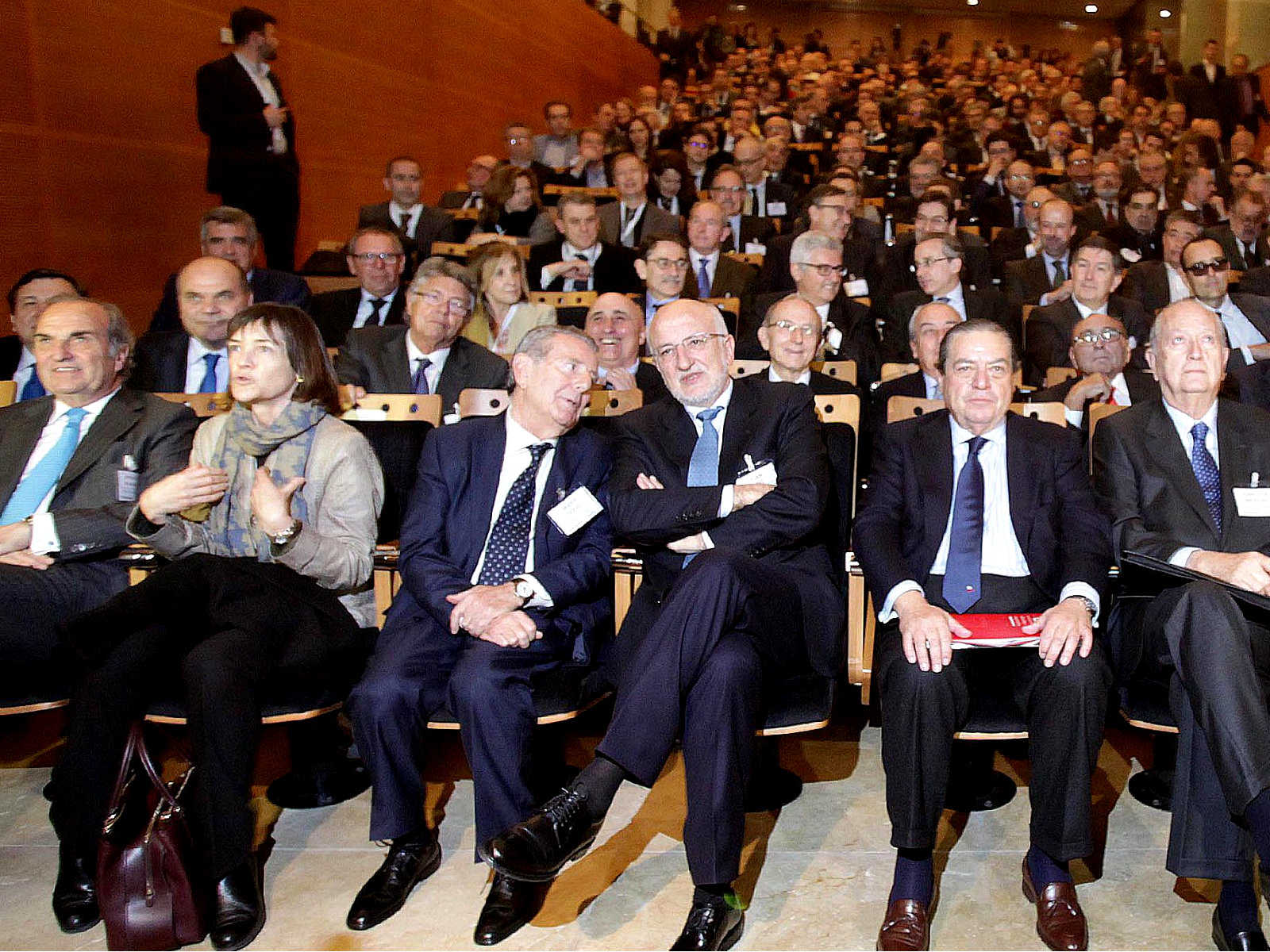 Juan Roig, entre Javier Godó y Vicente Boluda, en la primera fila del acto reivindicativo - 