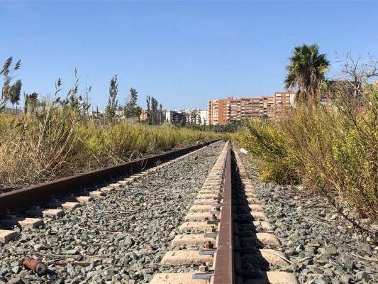 Los vecinos del Parque del Mar exigen la desafección inmediata de las vías de Benalúa
