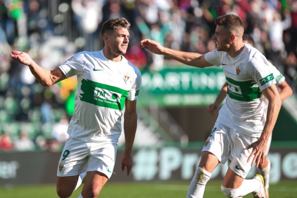 Un Elche lanzado desafía la euforia del Real Madrid
