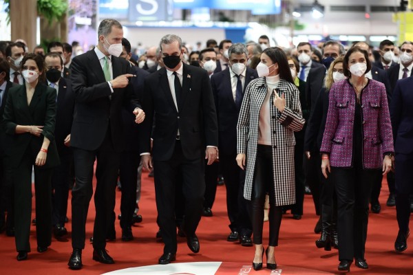 Los Reyes visitan a los responsables de Turismo de las comunidades en la inauguración de Fitur