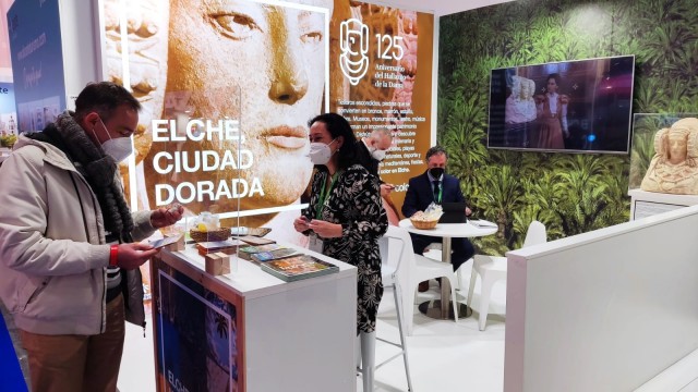 Elche atrae la atención en Fitur con la Dama como protagonista del stand 
