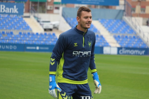 El joven portero vasco Unai Agirre sale del UCAM CF