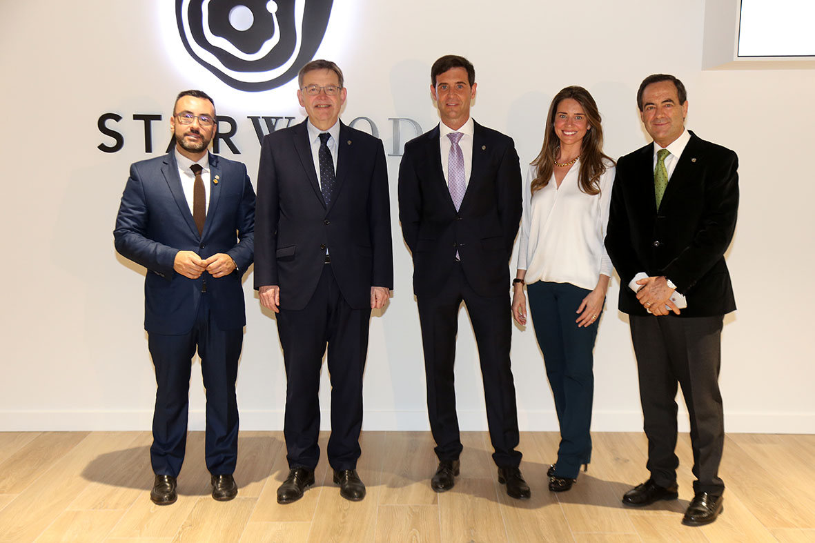 El presidente de la Generalitat, Ximo Puig, y el expresidente del Congreso, José Bono, con responsables de Porcelanosa - 