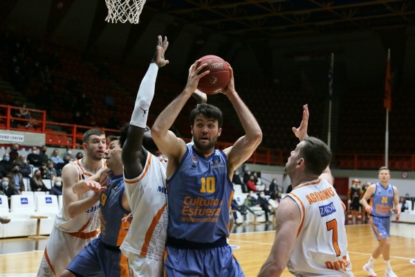 Valencia Basket se sobrepone a las bajas y gana en Patras