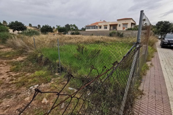 Una clínica médica compra el polémico solar subastado por la Generalitat en la zona de Lledó