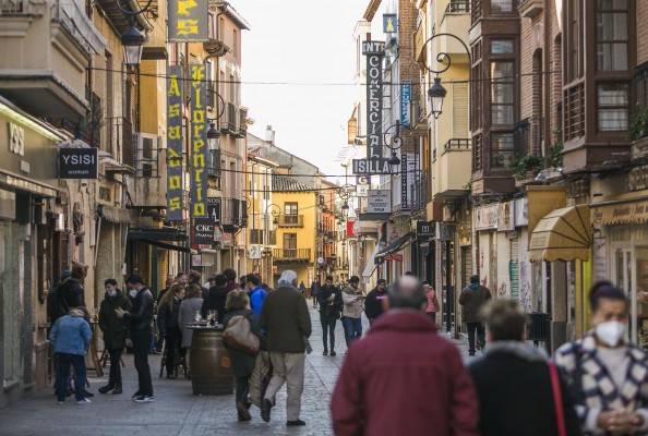 España notifica 94.472 nuevos casos, 284 muertes y la incidencia baja ligeramente hasta 3.306