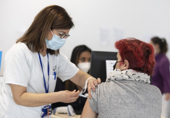 Más de 13,3 millones de españoles han recibido la dosis de refuerzo de la vacuna contra la covid