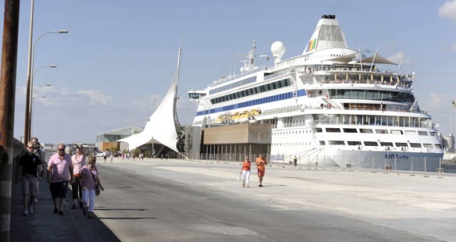 El Puerto cede un año la gestión de la terminal a Pérez y Cía para 'salvar' el reflote de los cruceros
