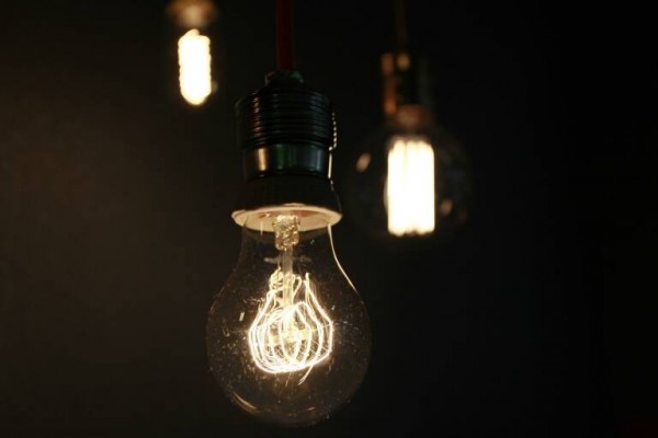 El precio de la luz baja este miércoles un 4,3%, hasta los 213,16 euros/MWh
