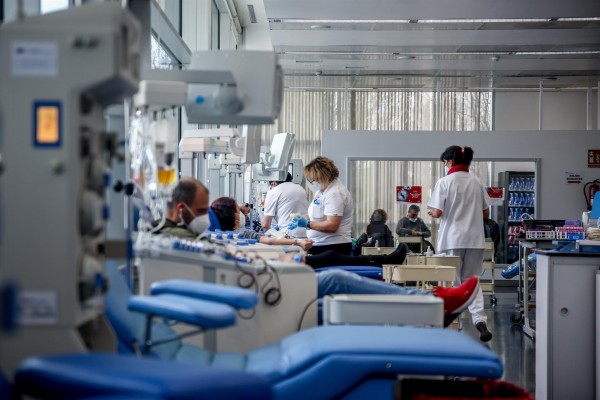 El Ministerio de Sanidad hace un llamamiento a donar sangre por la falta de suministro por la covid