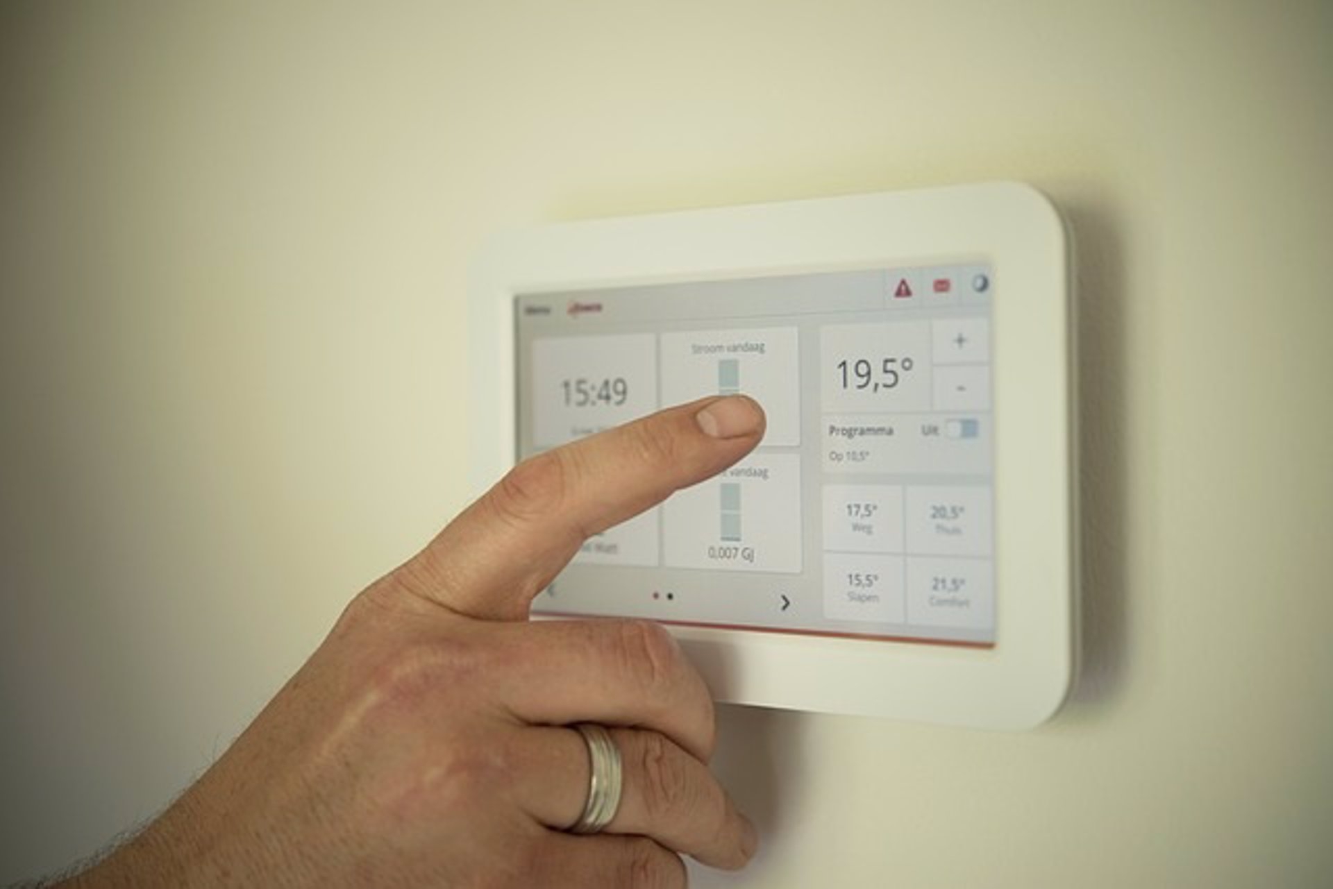 Atenzia y la UPV inician un proyecto pionero para combatir la pobreza energética en la ciudad
