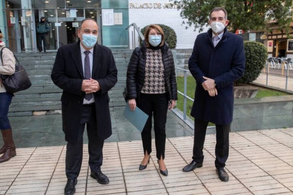 El juez obliga a Vox a readmitir a los tres diputados expulsados de la Región