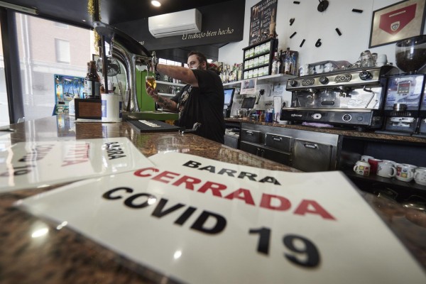 Los médicos de salud pública exigen control de aforos y del ocio nocturno para atajar la sexta ola
