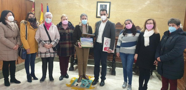 El colectivo 'Calasparra se Mueve' dona 24.500 euros al equipo de investigación oncológica de La Arrixaca