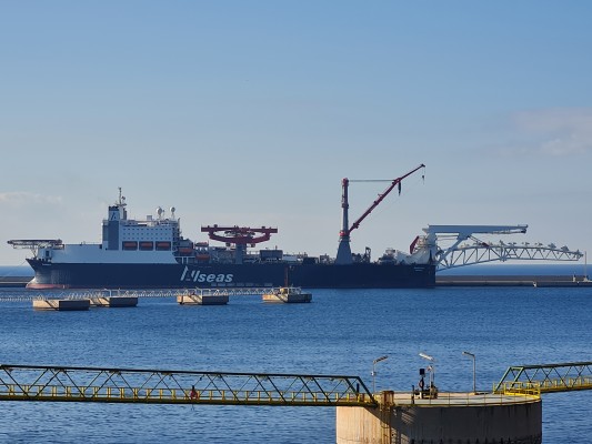 El Puerto recibe al Solitaire, plataforma 'offshore' que se quedará durante 6 meses para su puesta a punto