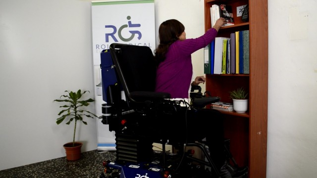 Rois Medical, de la UMH, lanza sus primeras sillas de ruedas con grúa incorporada