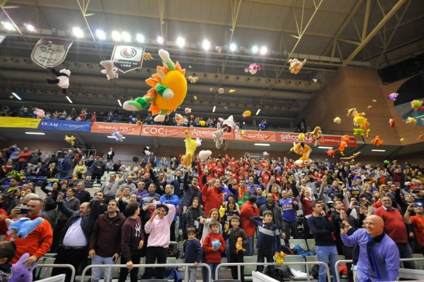 Vuelve la acción peluche-pista en el descanso del partido UCAM CB-Lenovo Tenerife