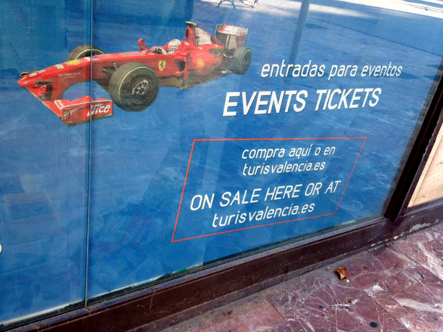 Anuncio que todavía puede contemplarse en la Oficina de Turismo de la Plaza del Ayuntamiento - 