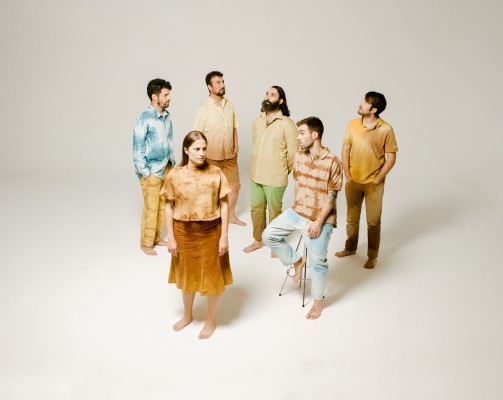 Àusias March al estilo reggaetonero, autotune y cantos gregorianos: así es el 'Present' de El Diluvi 