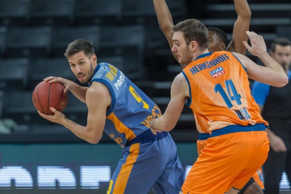 La normativa y el número de inscritos dificultan aplazar el Promitheas-Valencia Basket