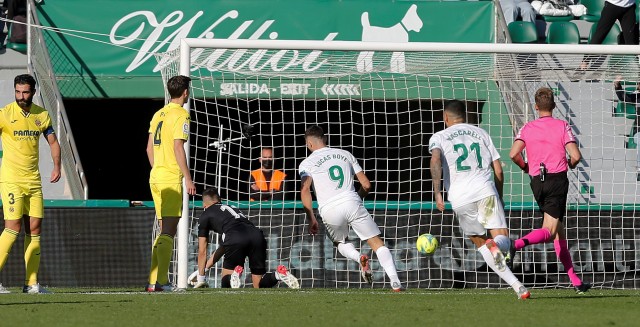 Un Villarreal inoperante cae ante un Elche que cotiza al alza