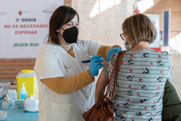 Otro mazazo de la sexta ola deja cinco fallecidos y 3.707 positivos en la Región